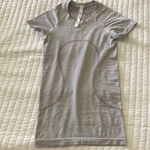 Swiftly Tech Short Sleeve Shirt 2.0 - Tempo Stripe White/Black